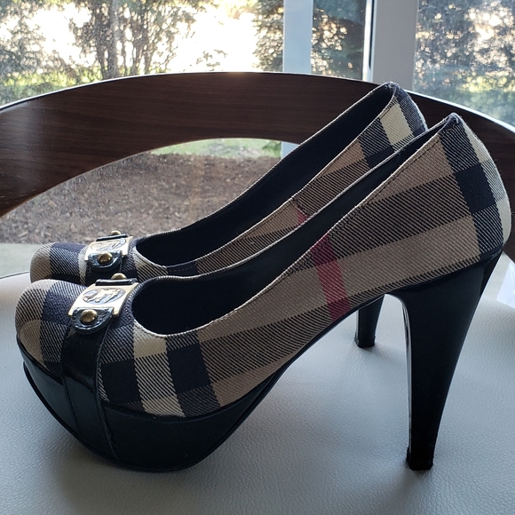 Shoes - Picture 2 of 9